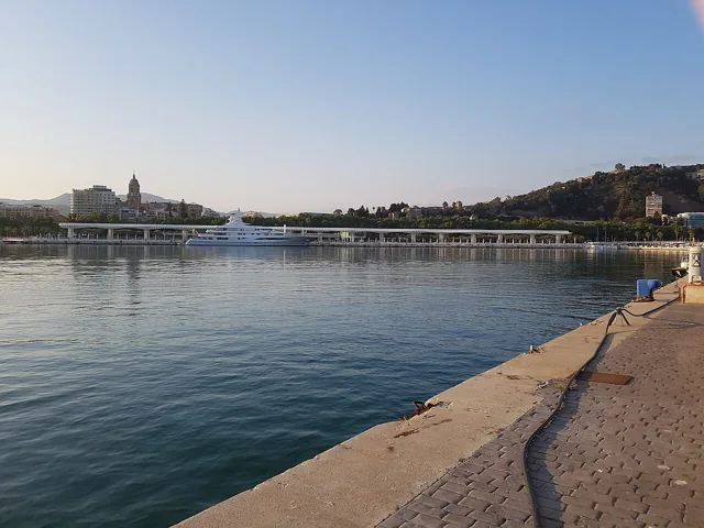 Muelle Uno y La Farola的真实场所资料照片