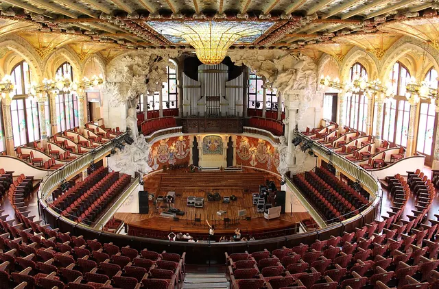 加泰罗尼亚音乐宫音乐厅内部、彩色玻璃和观众席
