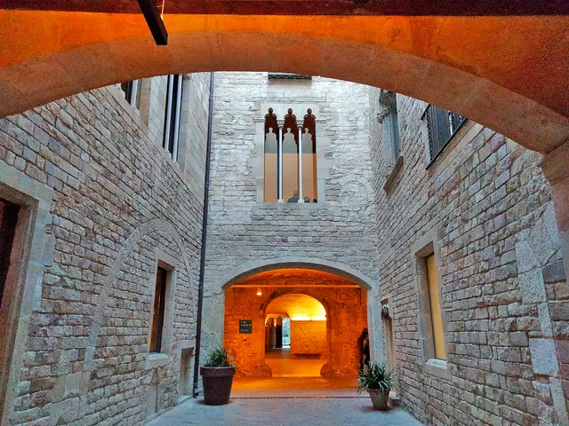 毕加索博物馆Palau del Baró de Castellet的石造庭院和拱廊