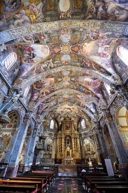 瓦伦西亚圣尼古拉斯教堂内部的穹顶与壁画